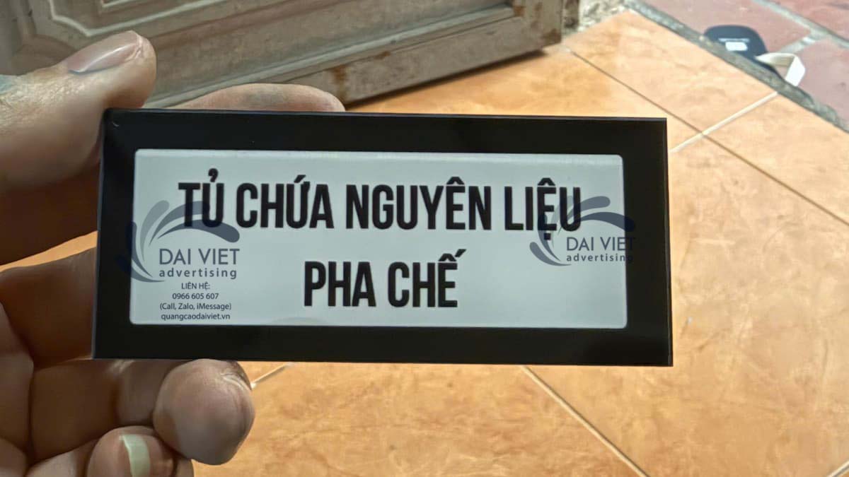 Làm biển tên tủ dán mica cho pha chế, kho, tủ nội bộ